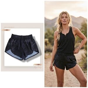 🌿All In Motion Women's Small Black & Gray Floral Print Running Shorts